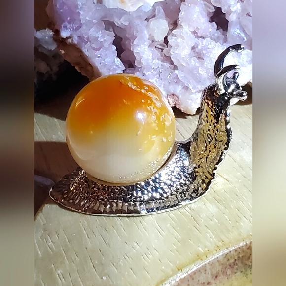 Snail shaped metal sphere holder with carnelian sphere - Picture 2 of 4